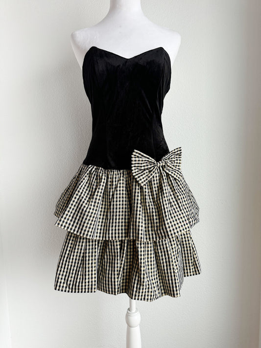 VINTAGE SWEETHEART NECKLINE DRESS WITH BUBBLE SKIRT