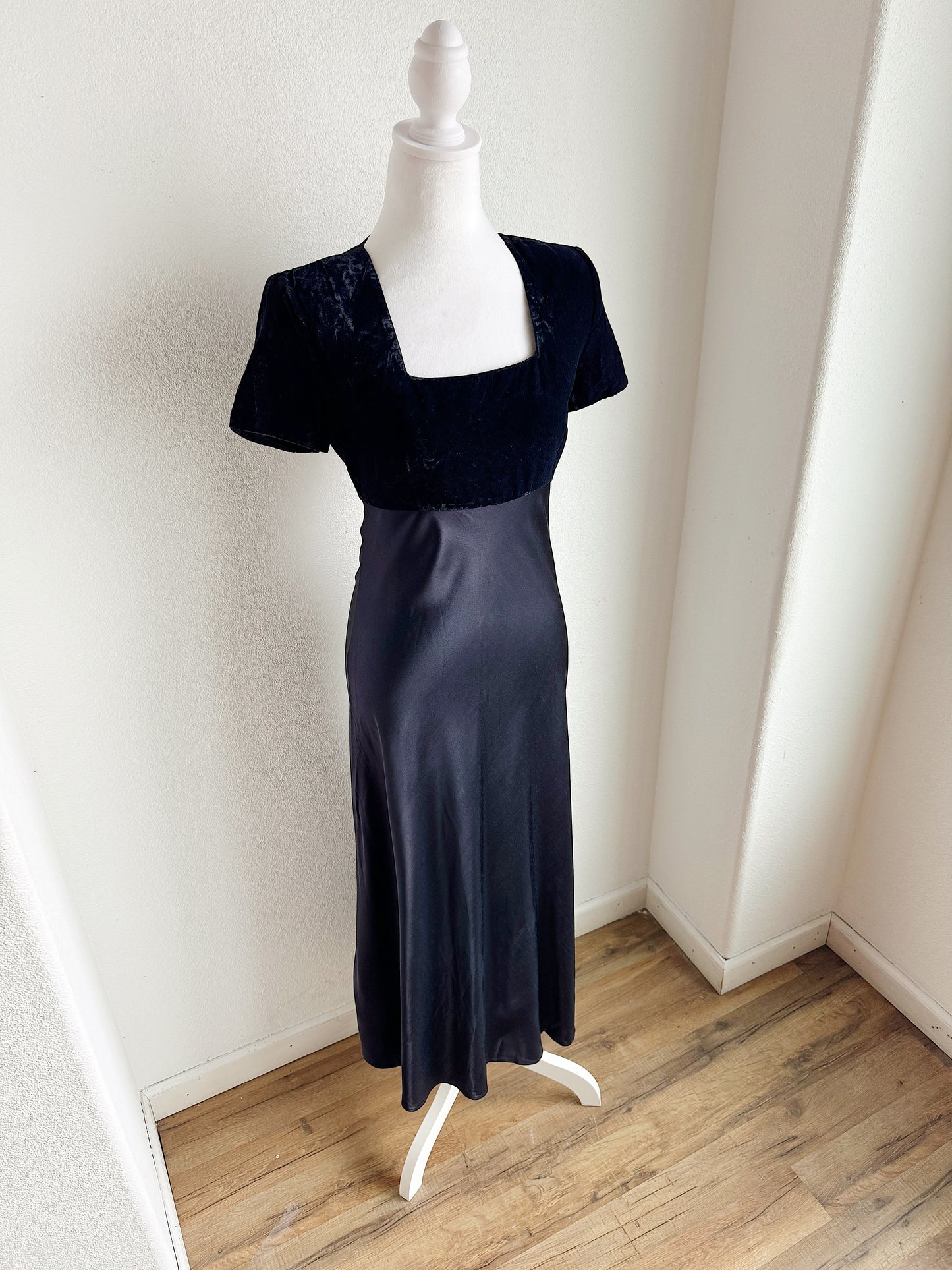 VINTAGE MIDNIGHT BLUE VELVET AND SATIN DRESS