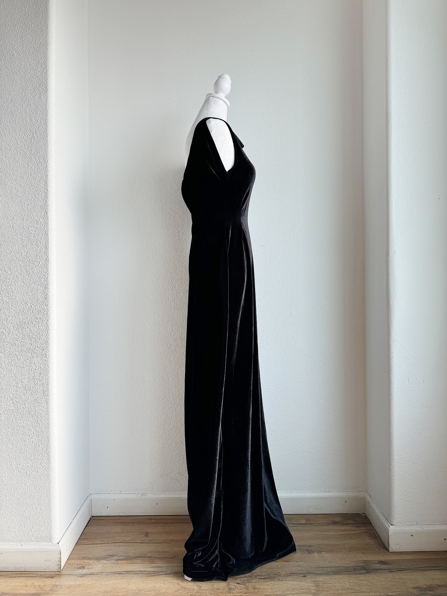 VINTAGE HANDMADE FLOOR LENGTH BLACK VELVET DRESS